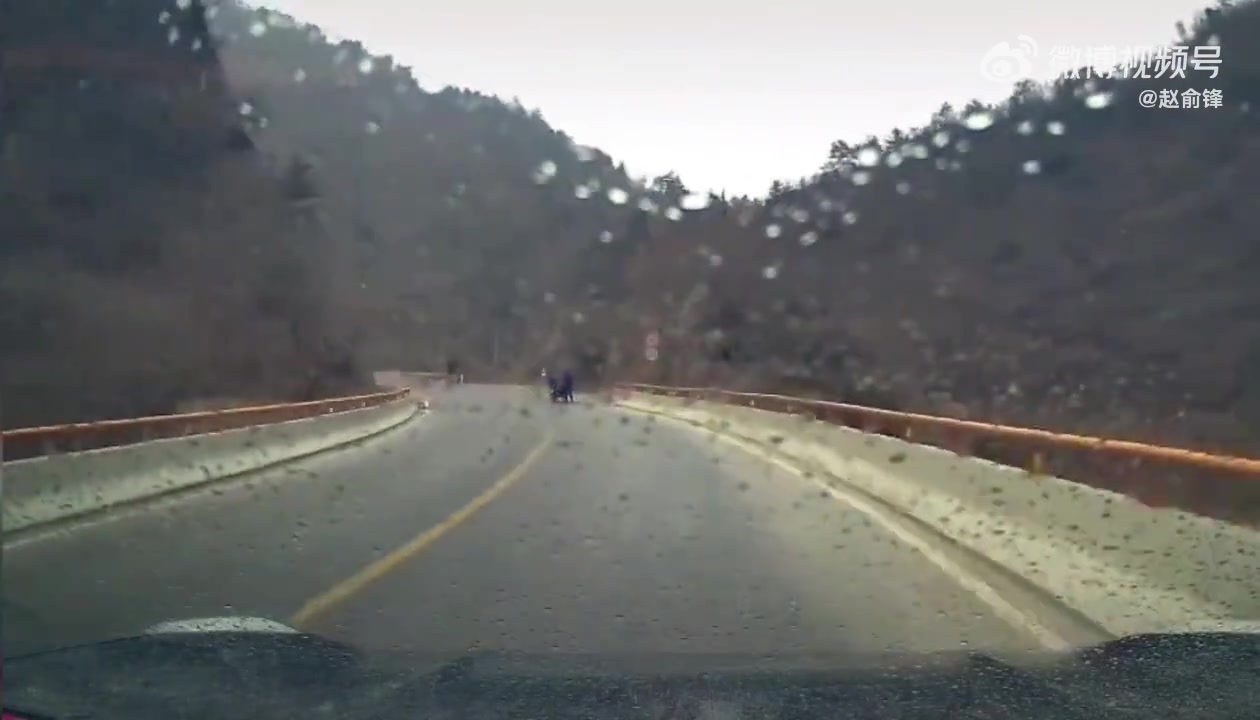 雨天路滑女司机为了躲闪摩托车左右漂移碰撞！