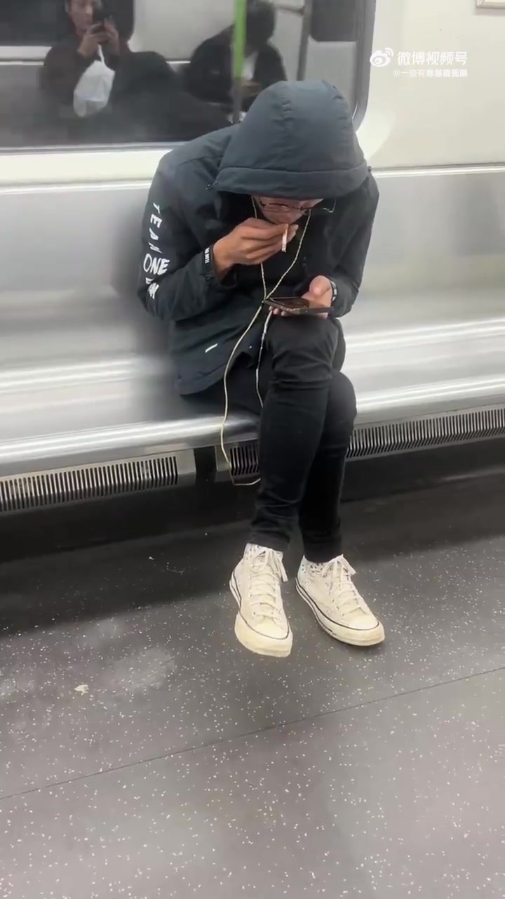 这是咋了受啥挫折了在地铁里就开始点蚊香