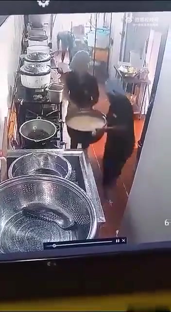 这一下也太恐怖了啊，这一盆热汤直接就浇头上了，恐怖
