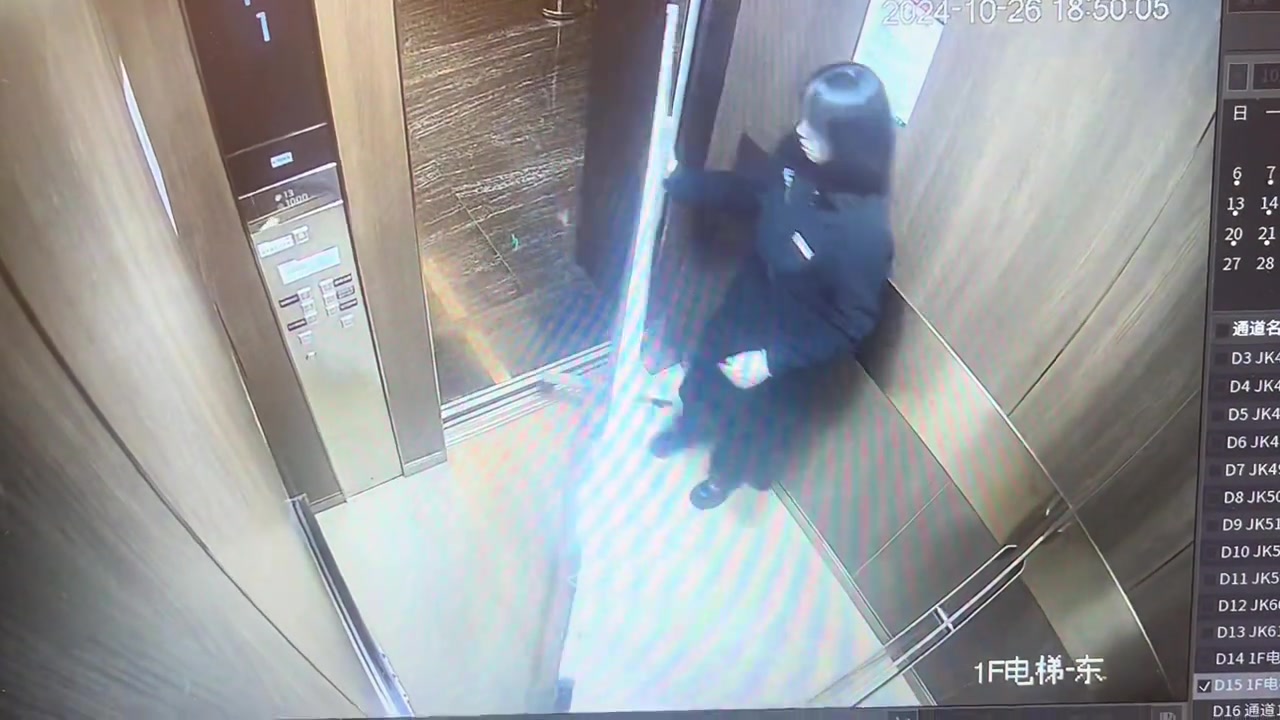 姑娘自己在电梯里玩上密室逃脱了
