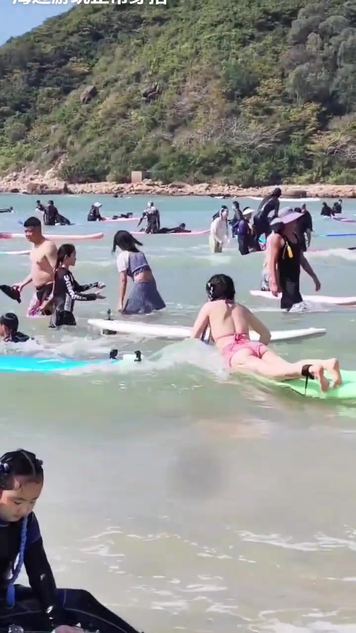 这么多人在一起玩冲浪板啊！不怕被撞到啊