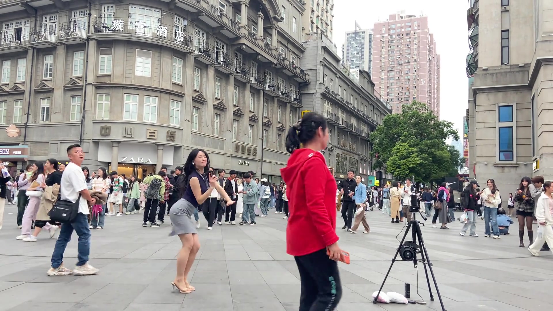 路人视角看抖音跳舞网红视频，网友：这个钱就该她挣