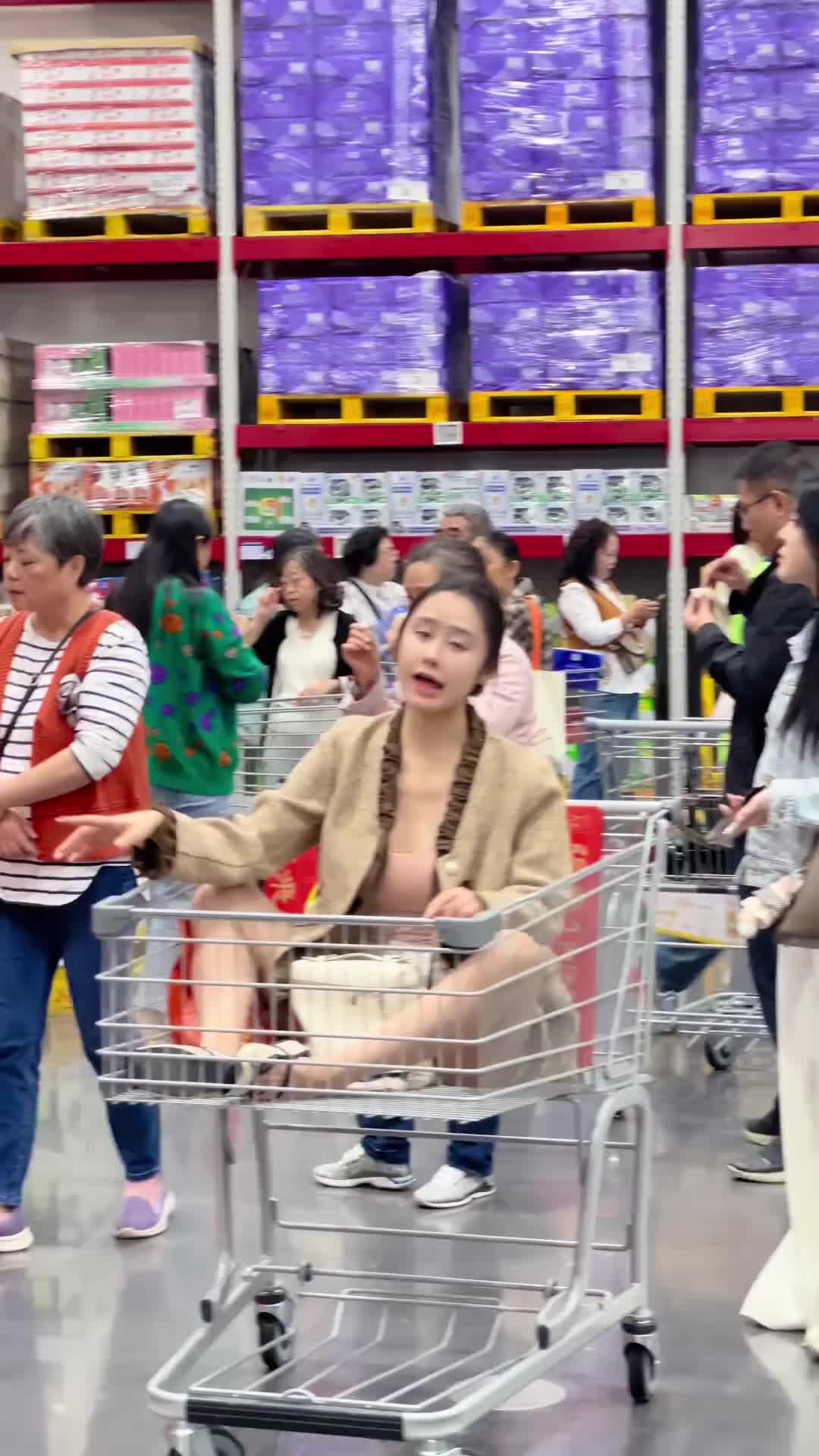 那么打个人了！还坐在购物车上啊