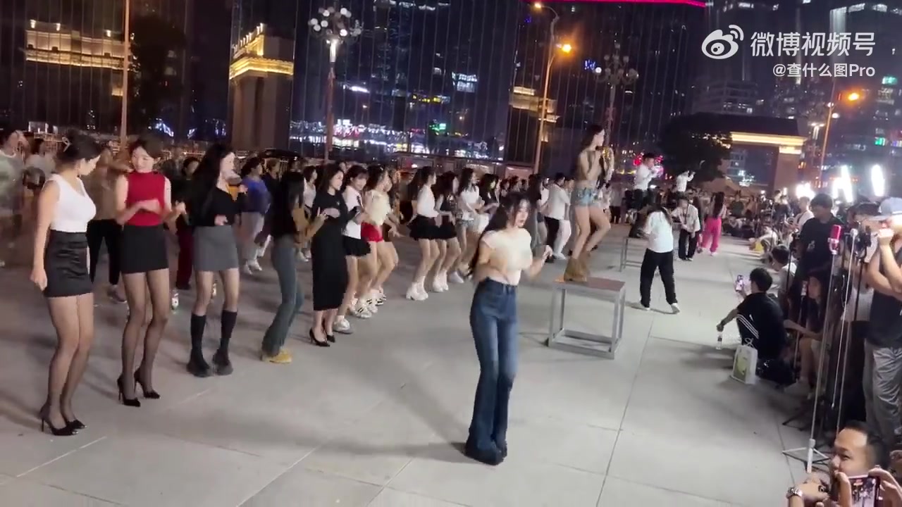 大妈：说啊，你快说她们扰民啊！
