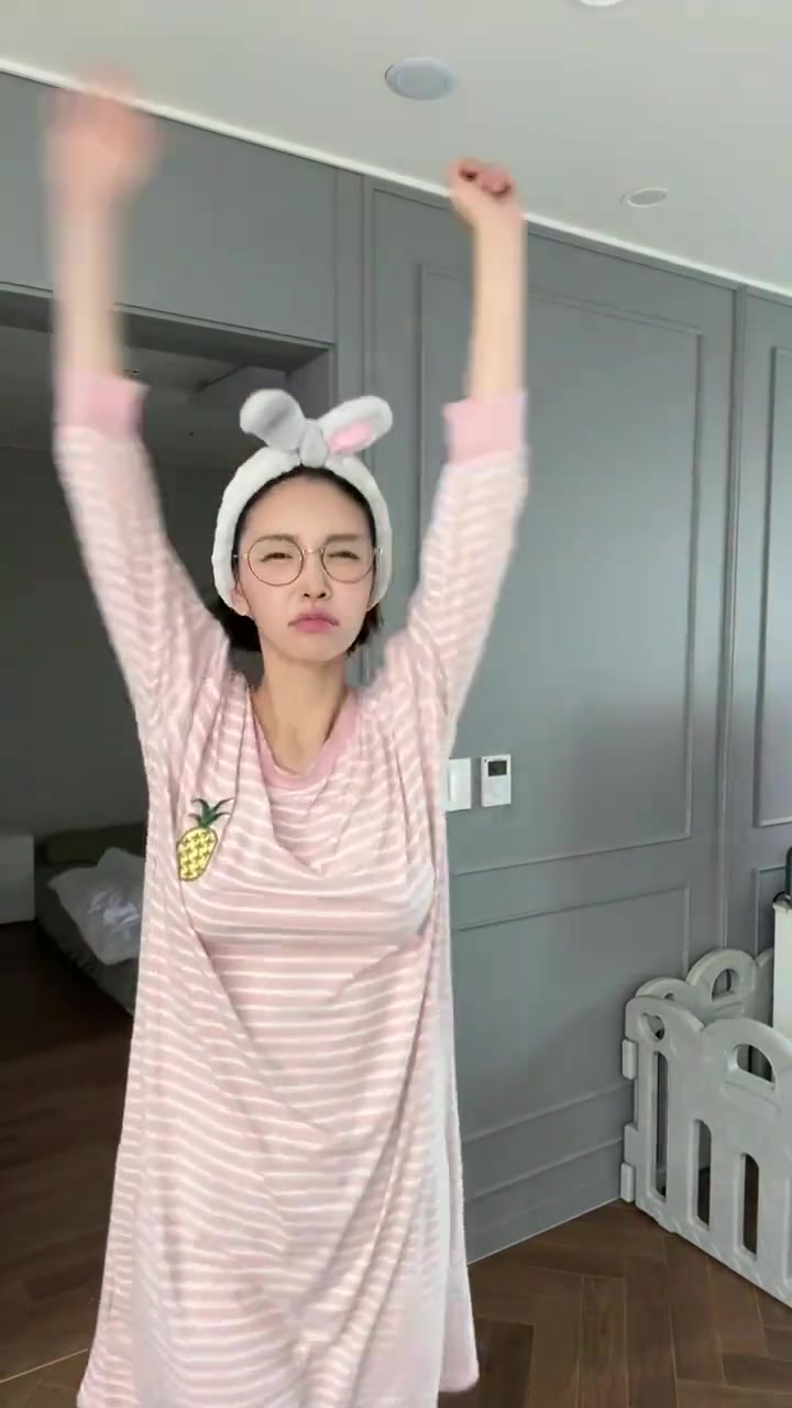 怎么感觉她穿睡衣更好一些啊