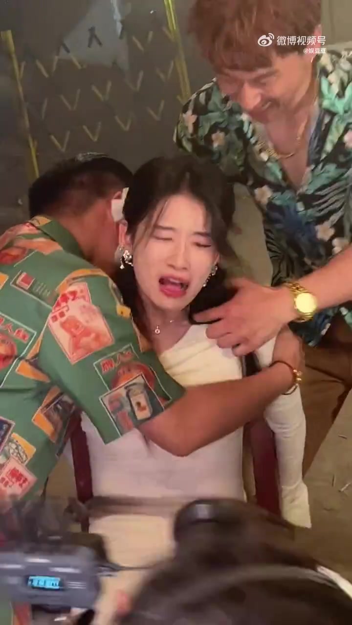 拍戏现场：太假了，男演员太不专业了，女演员倒是演的真好