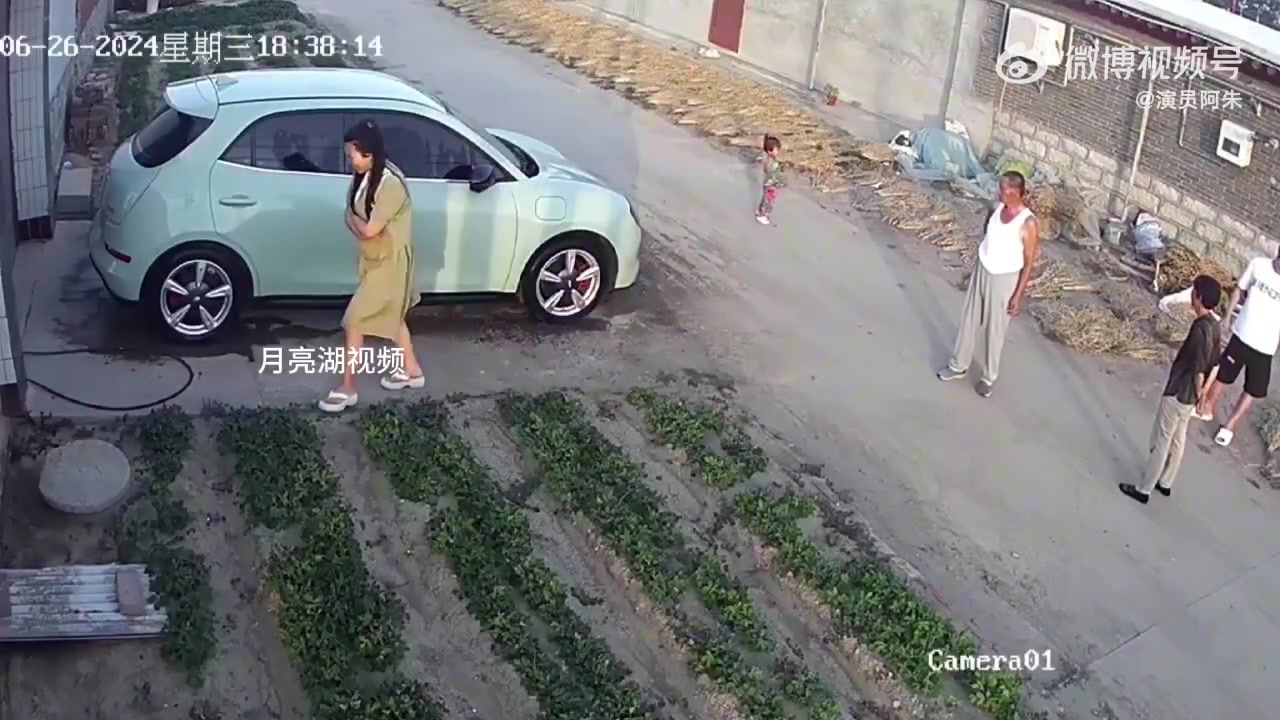 女子踩井盖掉进化粪池，掉下去的时候没哭，看见下面全是屎哭了