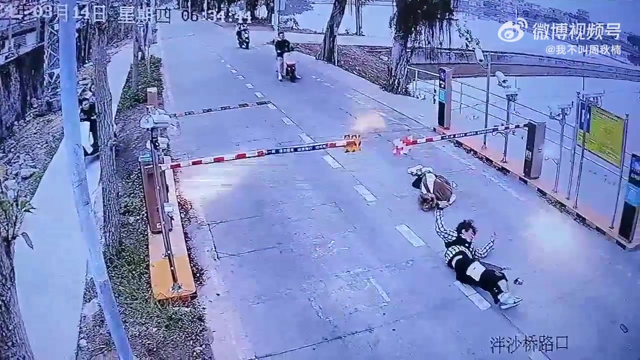 前轮急刹，这两人还好吗