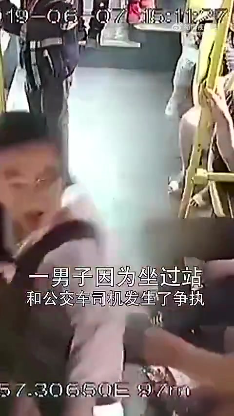 男子抢夺方向盘，16岁女孩一把抱住救了一车人！