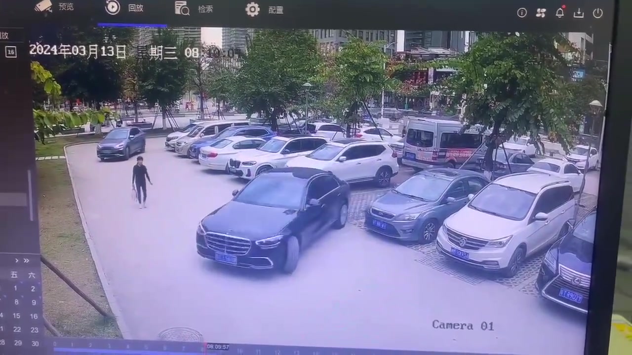 嗯...黑色奔驰全责！他不应该开走