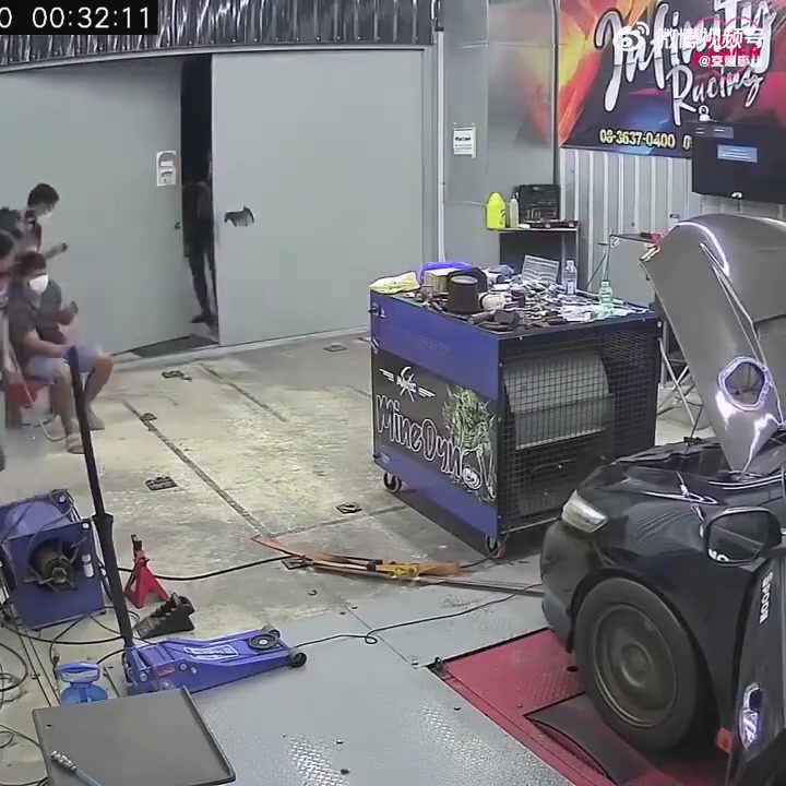 这是开了多少时速，轮胎都飞了