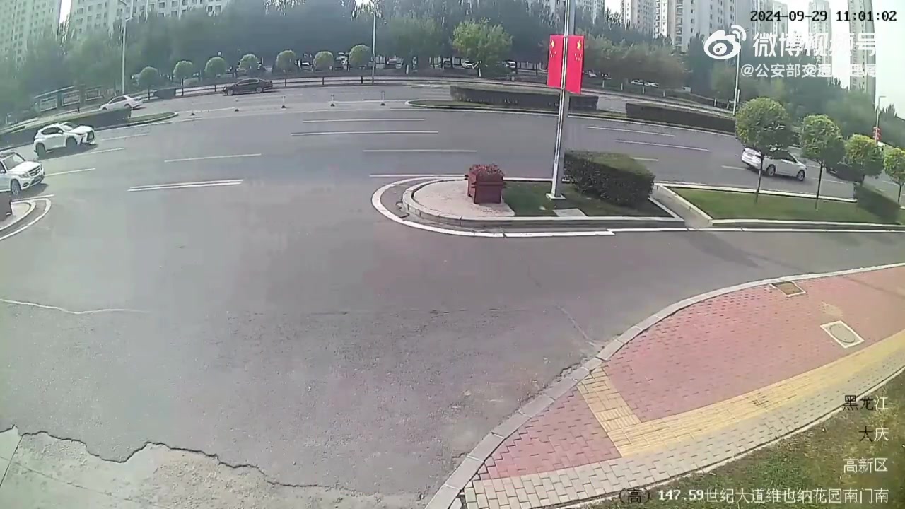 逆行摩托“铁头”撞汽车，还好戴了安全头盔！