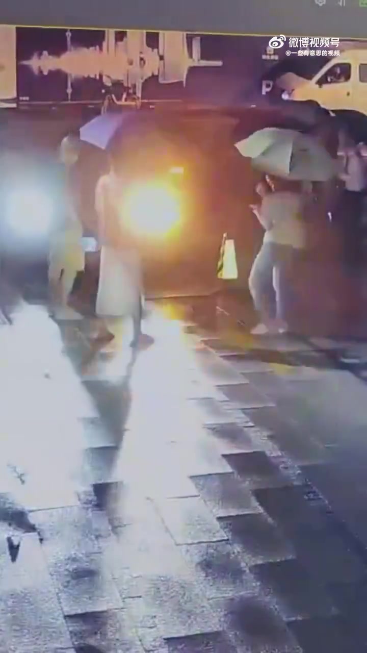 这是我见过最霸道的奔驰，面对站在路中间的人，毫不犹豫开过去
