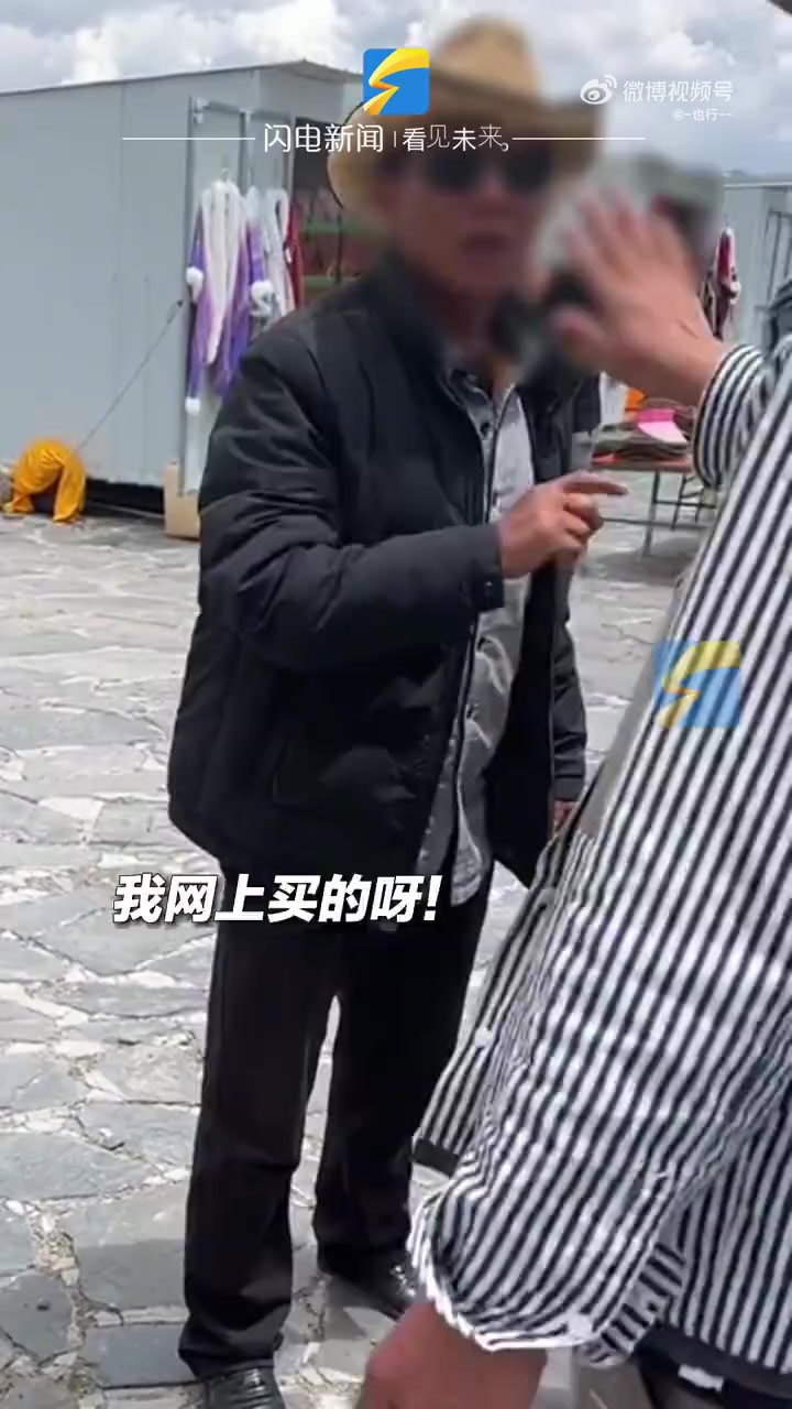 女子景区旅游自带披肩被商贩撕扯！难道自己买的都不行么