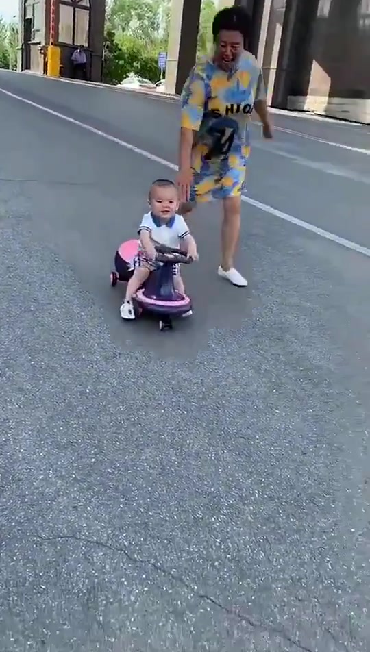 这老人家有点无知，这样带孩子，没有安全意识！！！