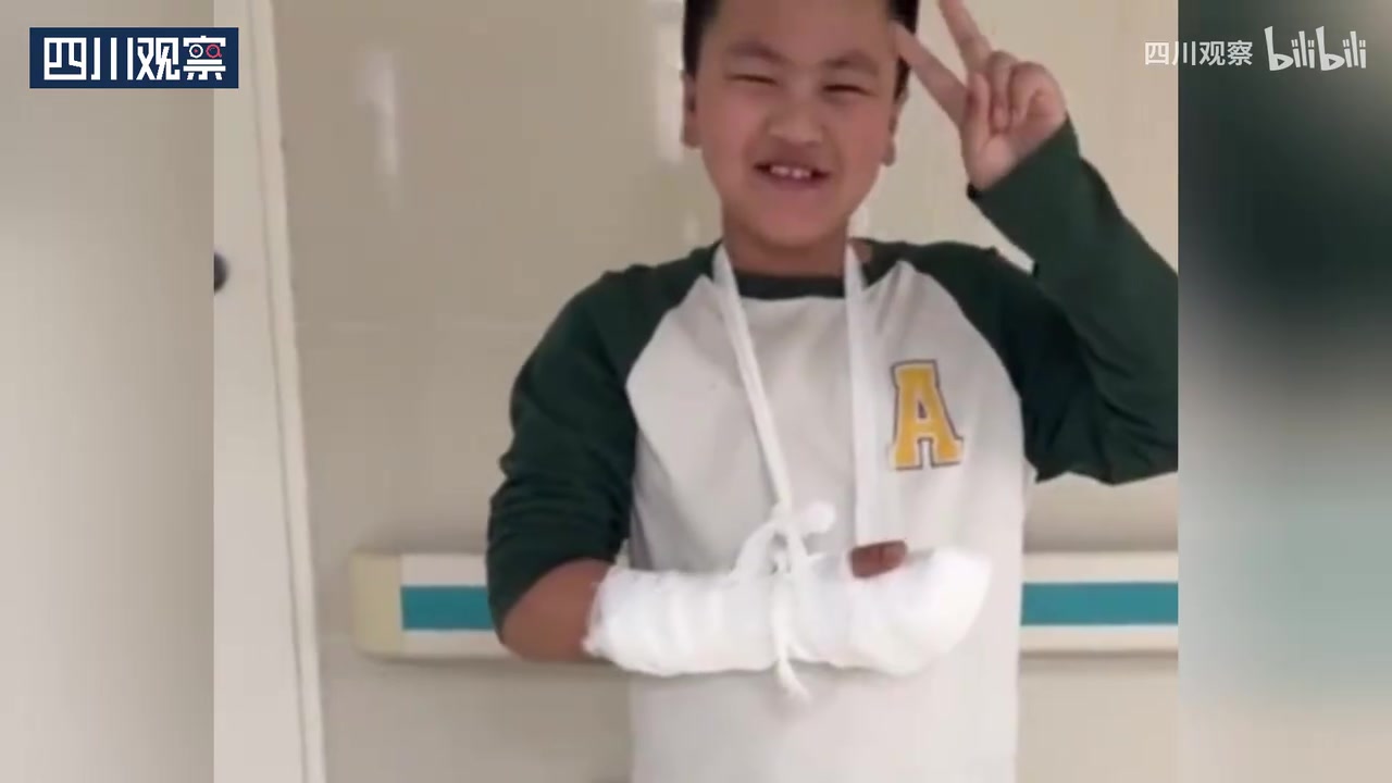 小孩哥右手骨折痛哭，听医生一席话竟笑了