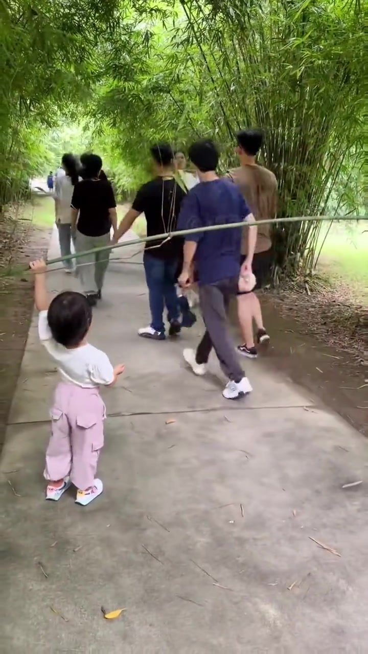 她想再举高点，奈何自己长得不够高！！