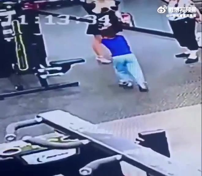健身房力量区是小孩子禁区，绝对禁止踏入