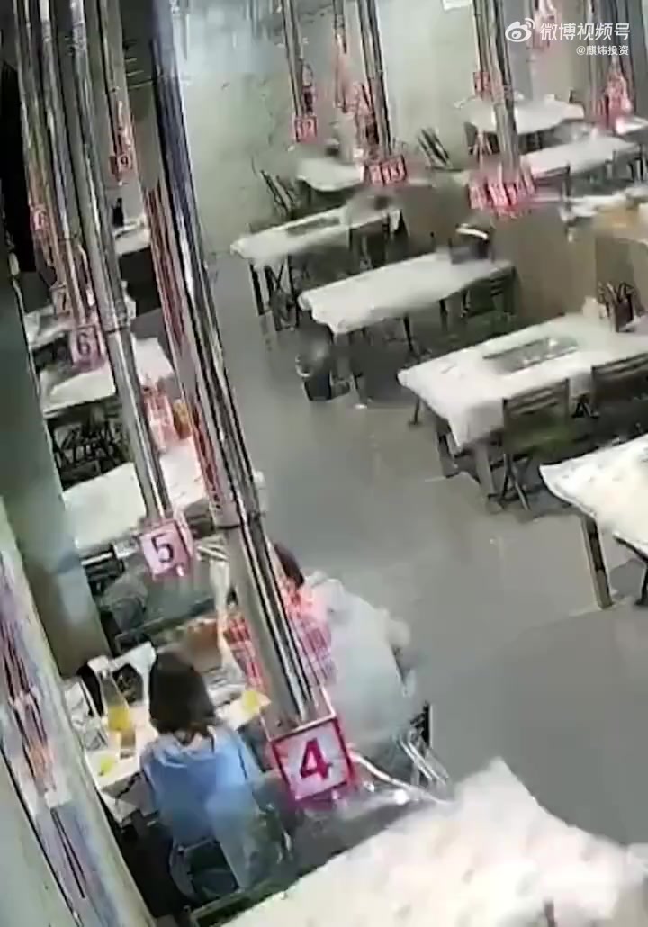 不幸中的万幸！这一刻男生经住了考验