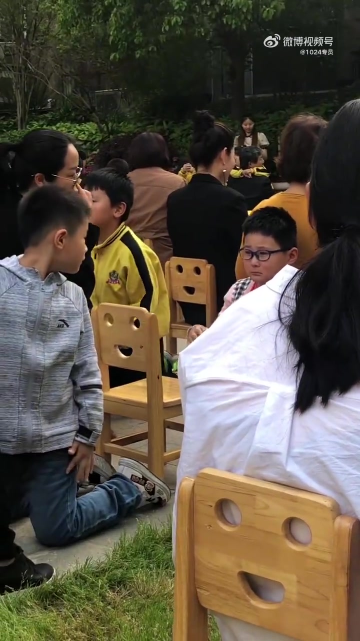 网友：参加闺女学校活动拍下的一幕，戴眼镜的孩子从头哭到尾！