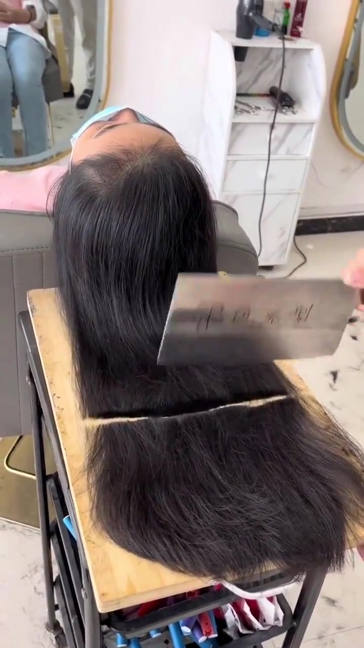 小时候我们村里流行过一段时间用剃刀削头发