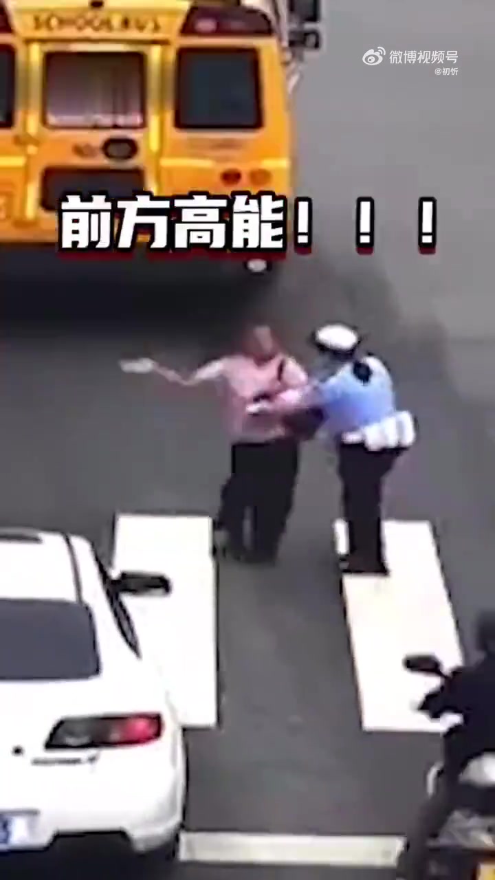 女子过马路闯红灯，面对劝阻女警，反手甩女警一耳光