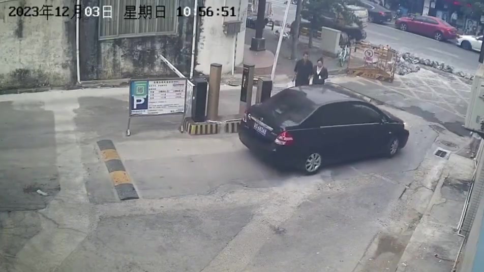 嚣张！自己的原因被杆子打头，居然直接给人家掰断了
