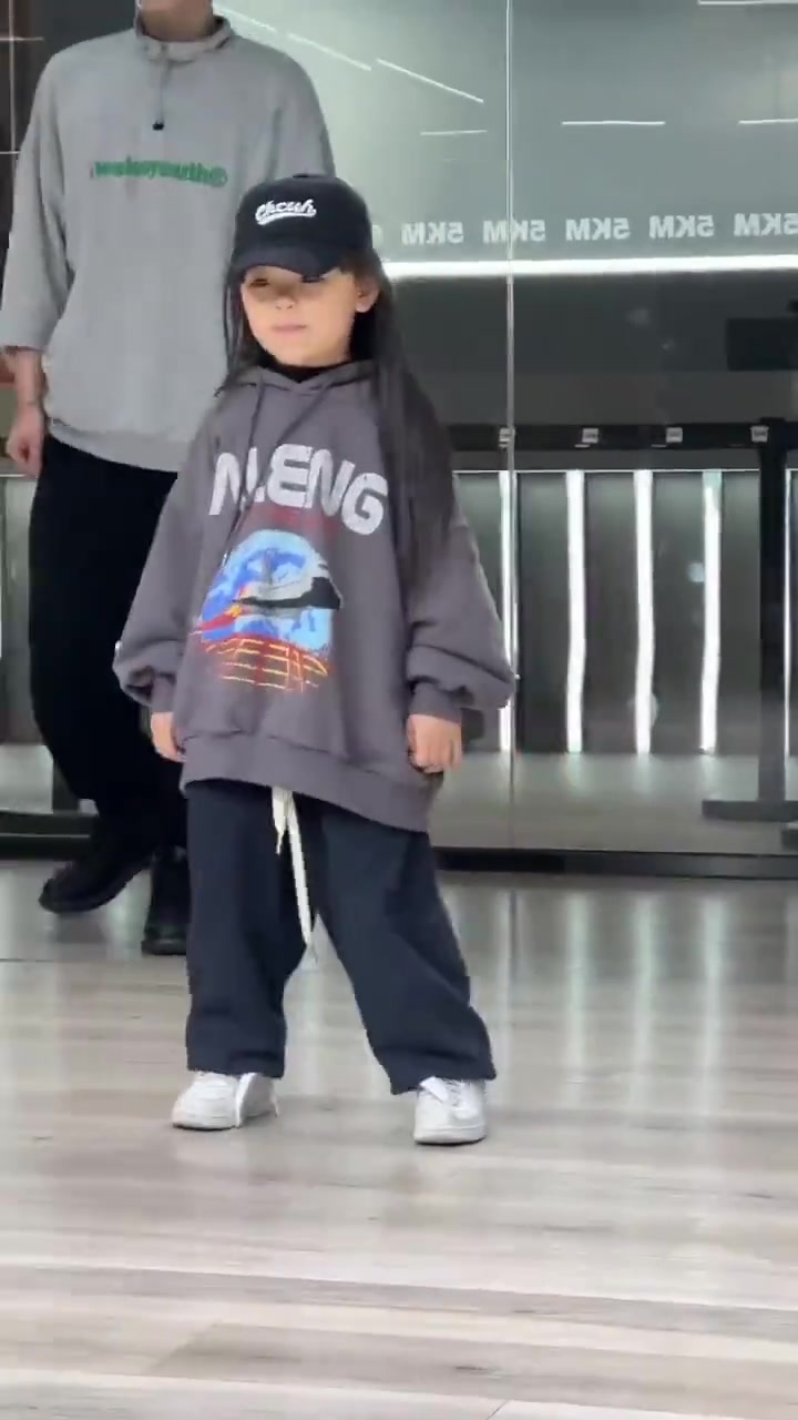 五岁小女孩跳舞，以为是青铜，结果是王者