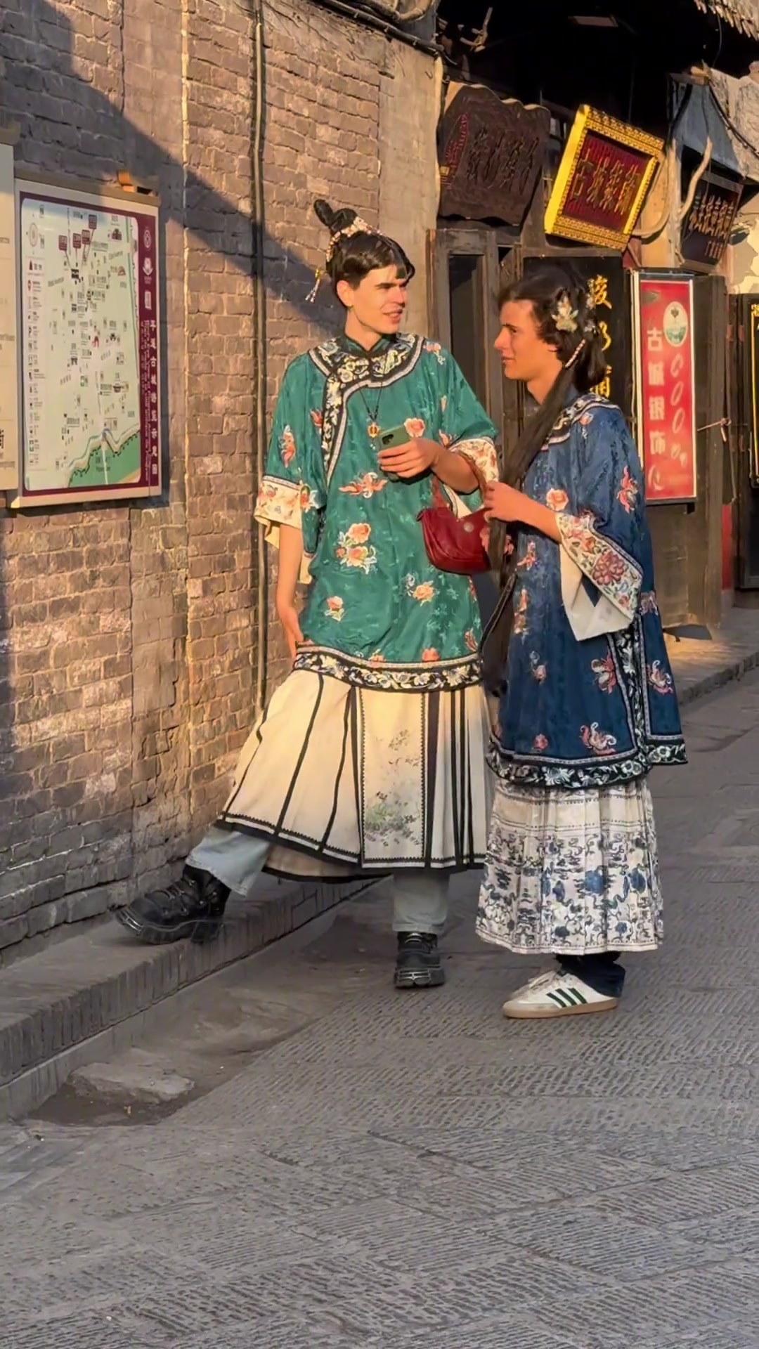 网友偶遇两个外国人扮女装，果然洋像还得洋人出