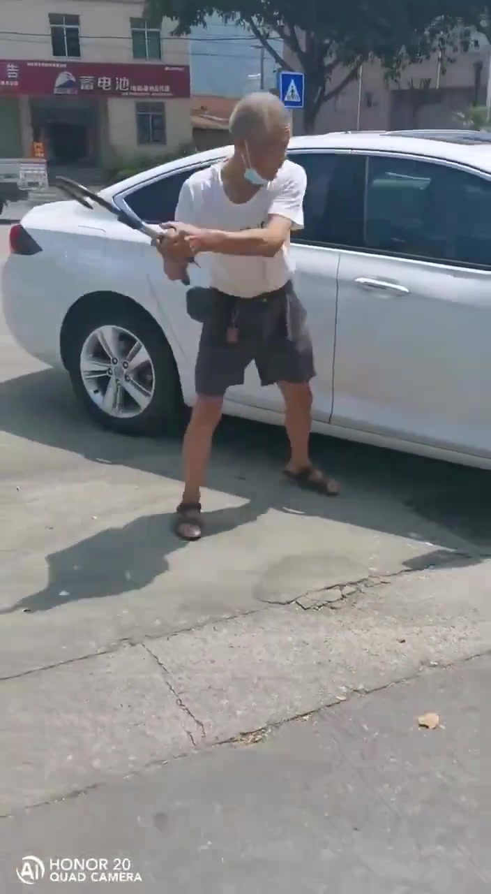暴脾气大爷！发生剐蹭非要司机当场给1千块，不就就砸车