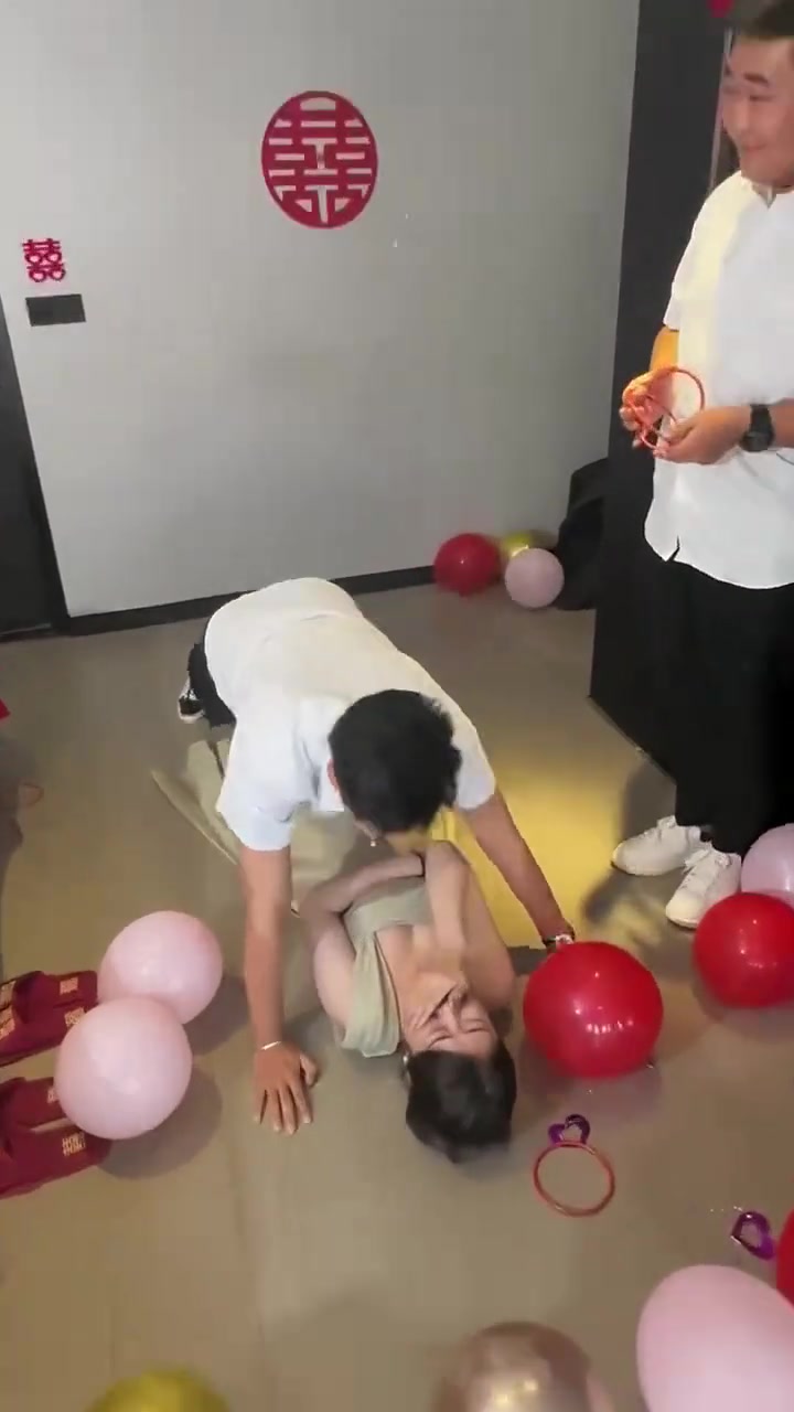结个婚，硬是委屈了伴娘...