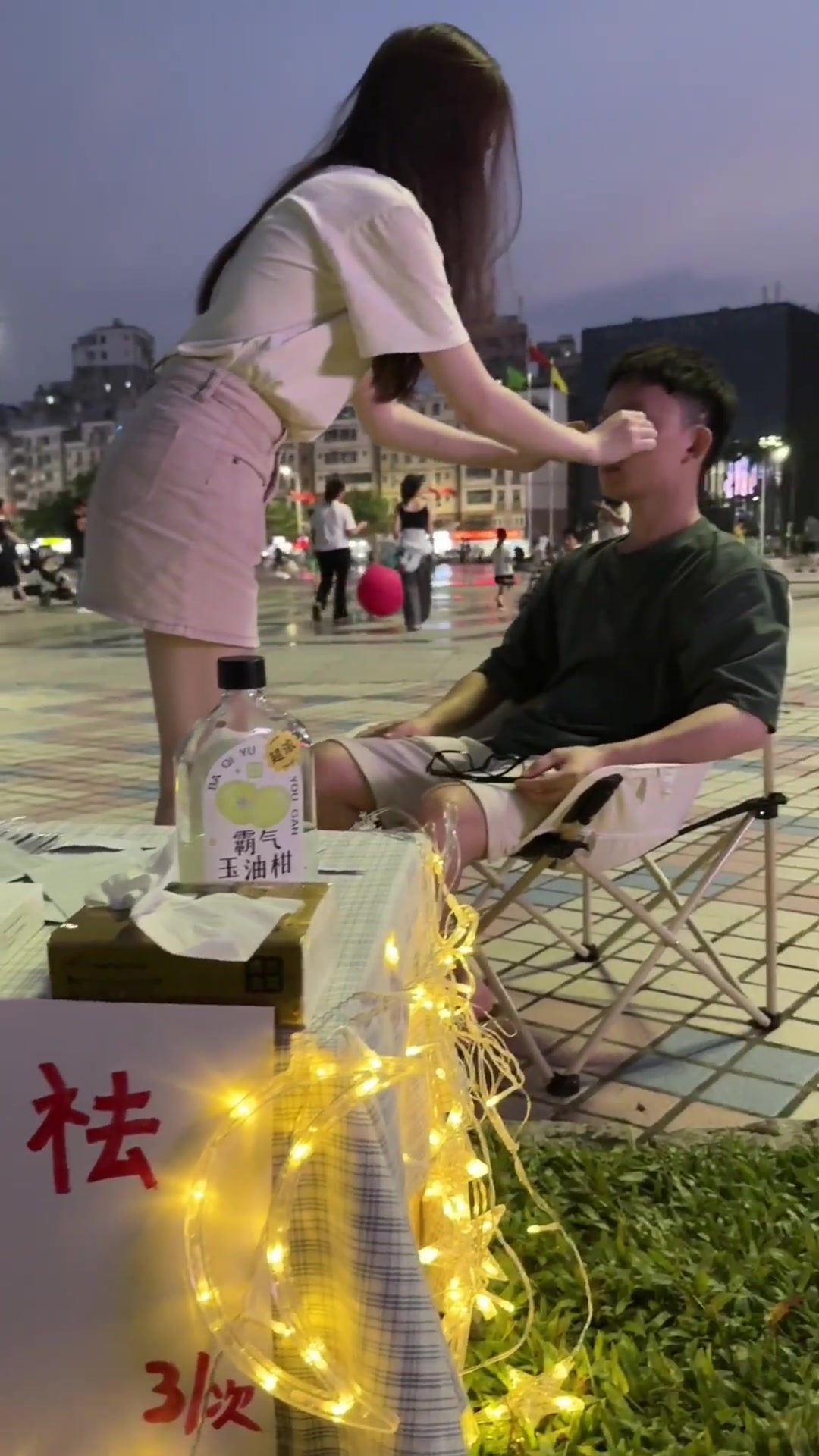 大学生摆摊祛黑头，我都不好意思拆穿你真有黑头