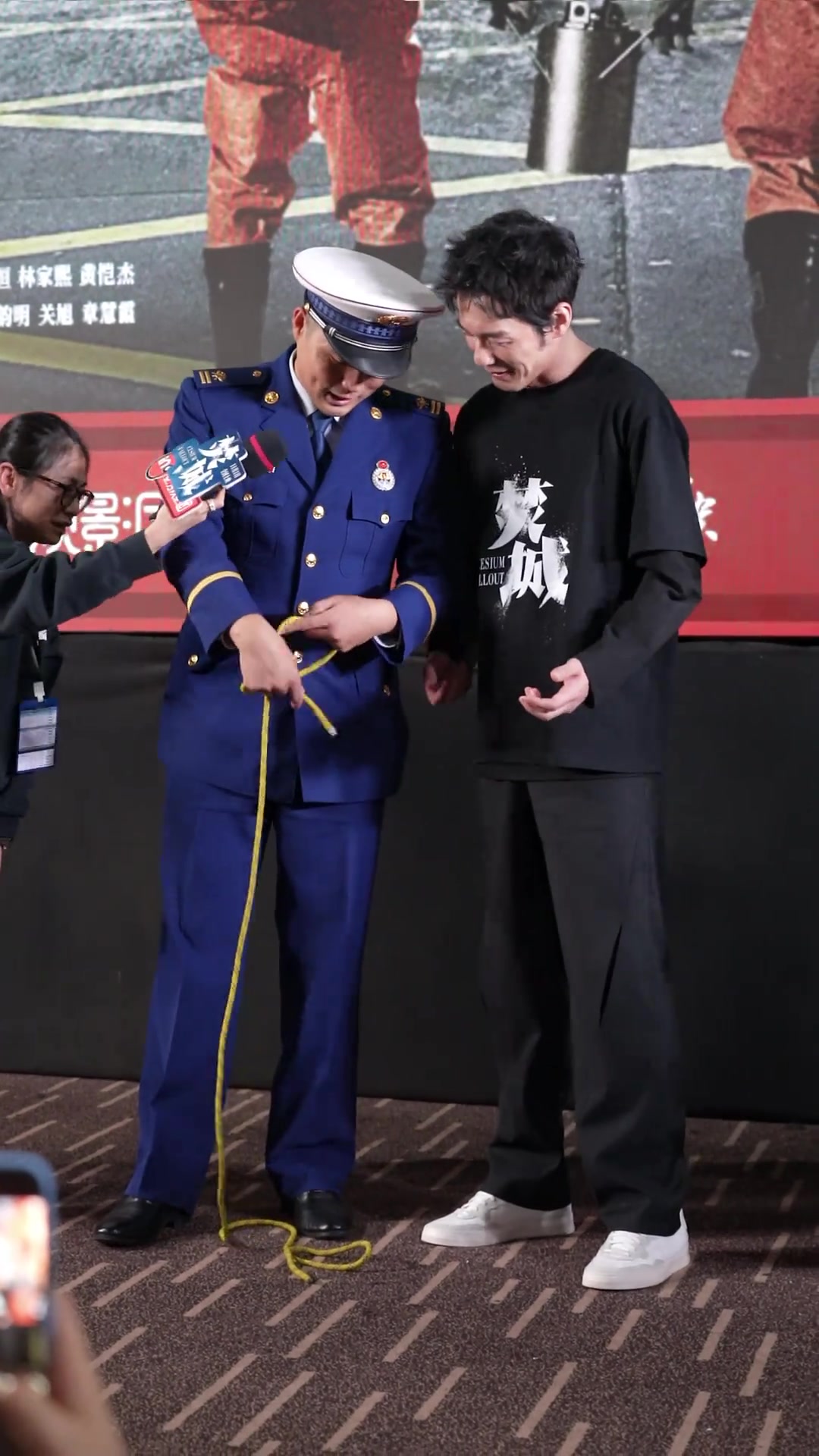 白宇：死脑子快给我动啊！教官：你看看我，我不信你脑袋空空！