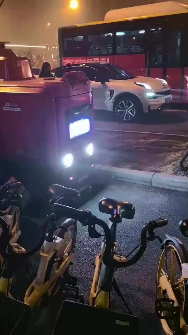 看来智能车也有愤怒症！别搁后面滴滴我