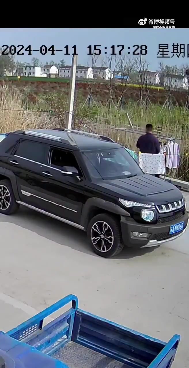 这男的是在做什么！