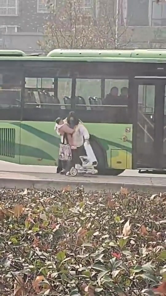 婴儿车一定要买一键收放的那种，不要选那种花里胡哨的！！