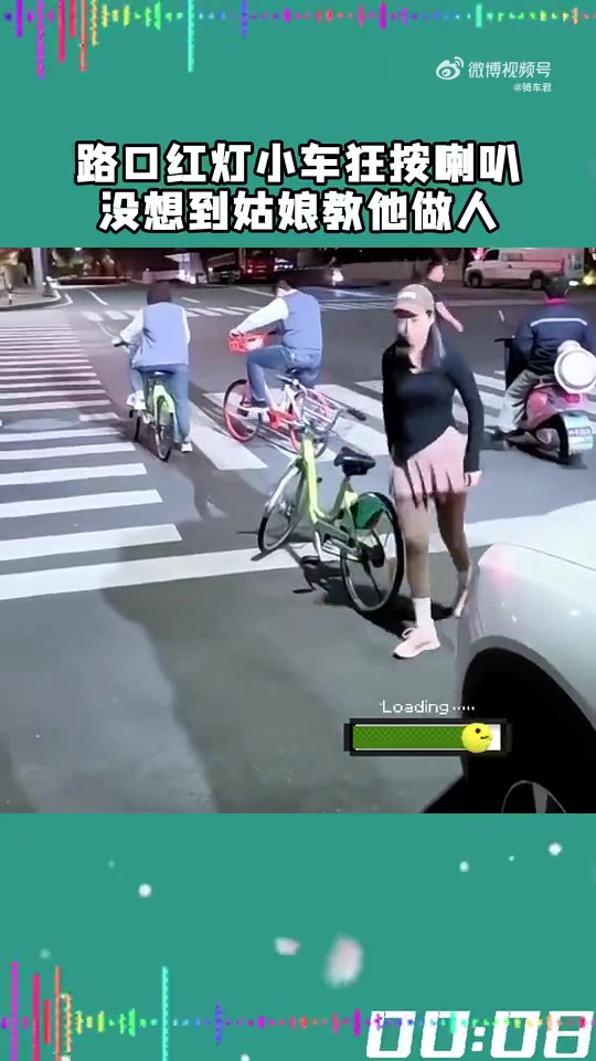 你狂任你狂！老娘也不慌！路口红灯小车狂按喇叭，女生直接停车！