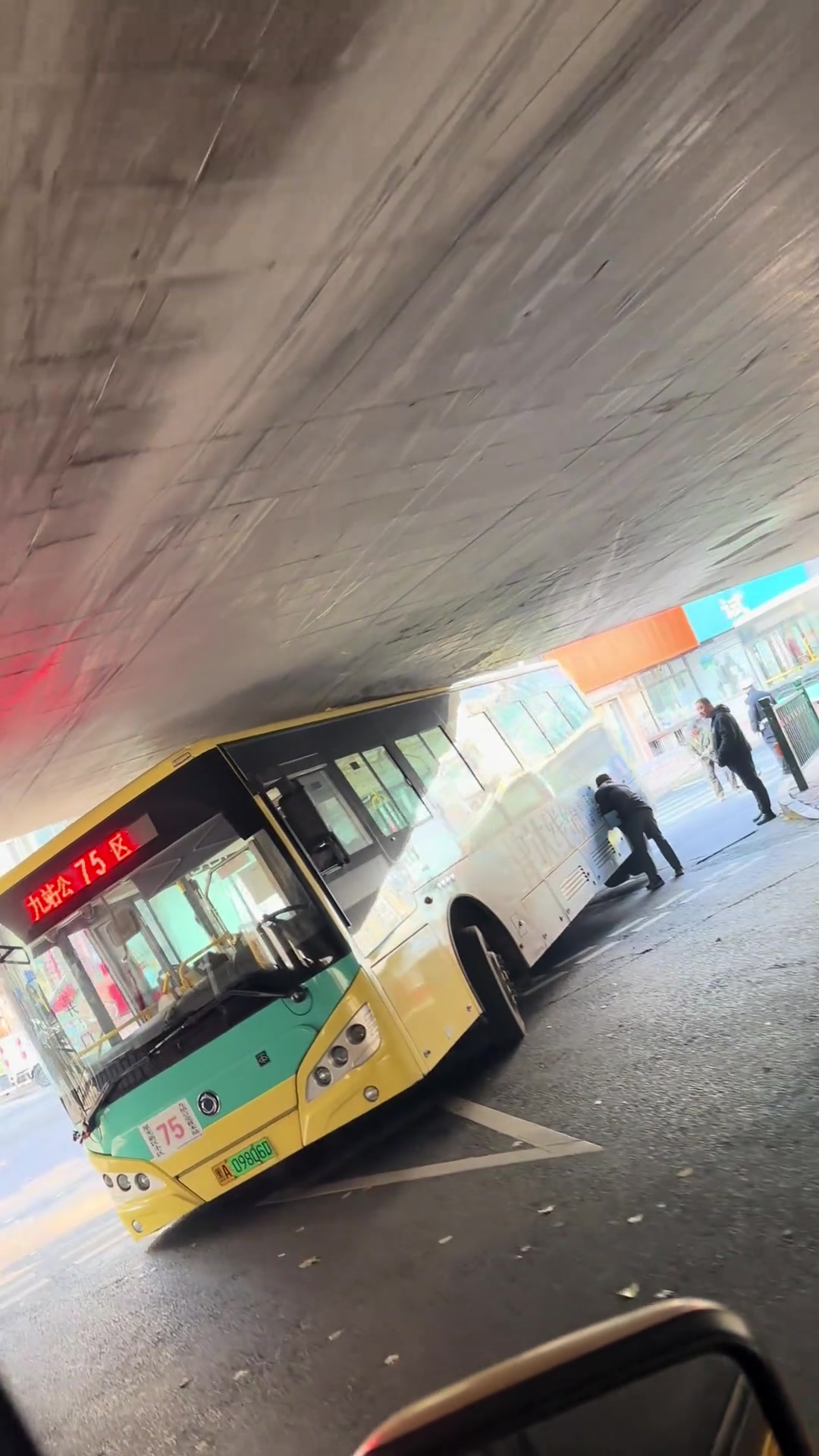 公交的路线不应该天天都走吗