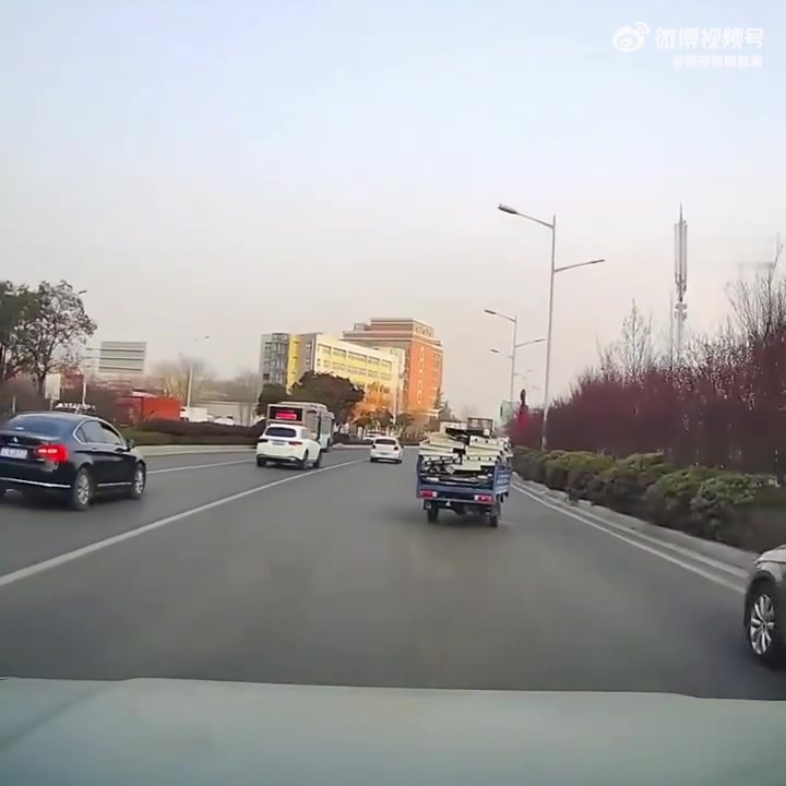 电动车魔幻漂移撞上违停汽车