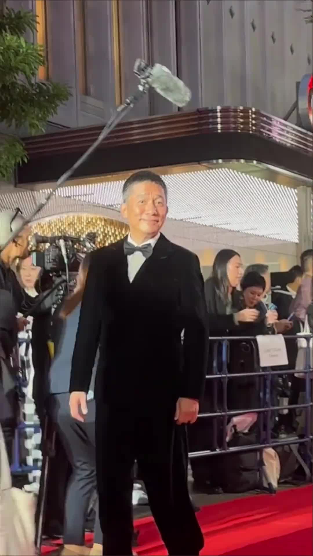 梁朝伟亮相东京电影节红毯，62岁的他已经满头白发