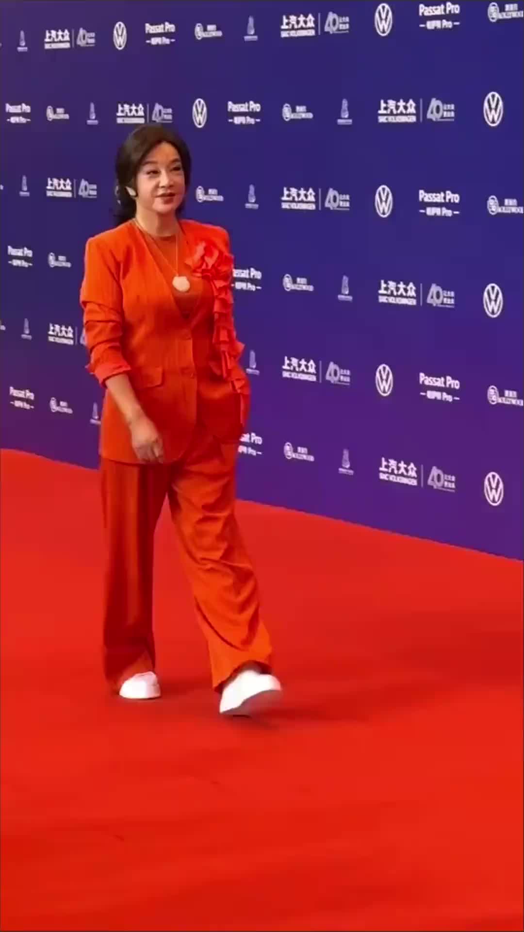 刘晓庆亮相华鼎奖红毯，不知不觉种她居然已经73了