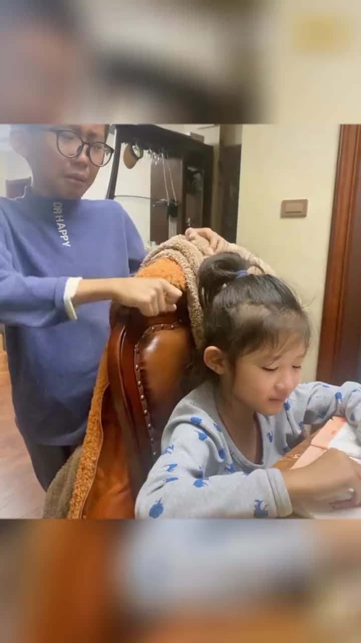 哥哥辅导妹妹学习，兄妹俩双双被气哭