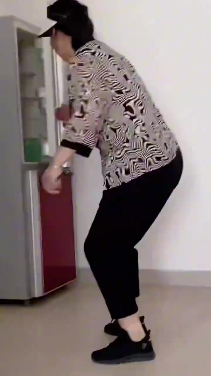当租户交了一年的押金就直接走了，房东去收房时满脑子都是恐怖片