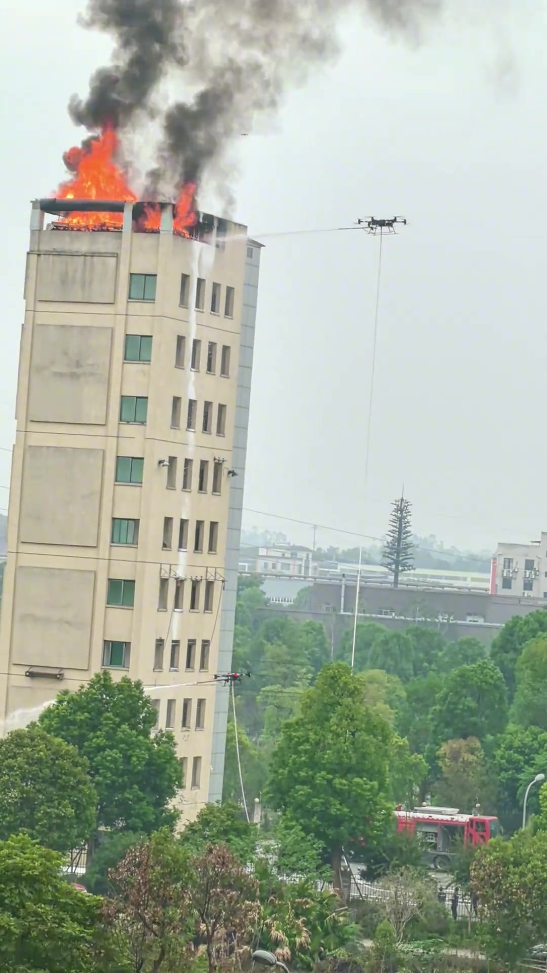 消防队训练，烧的是消防队的训练楼