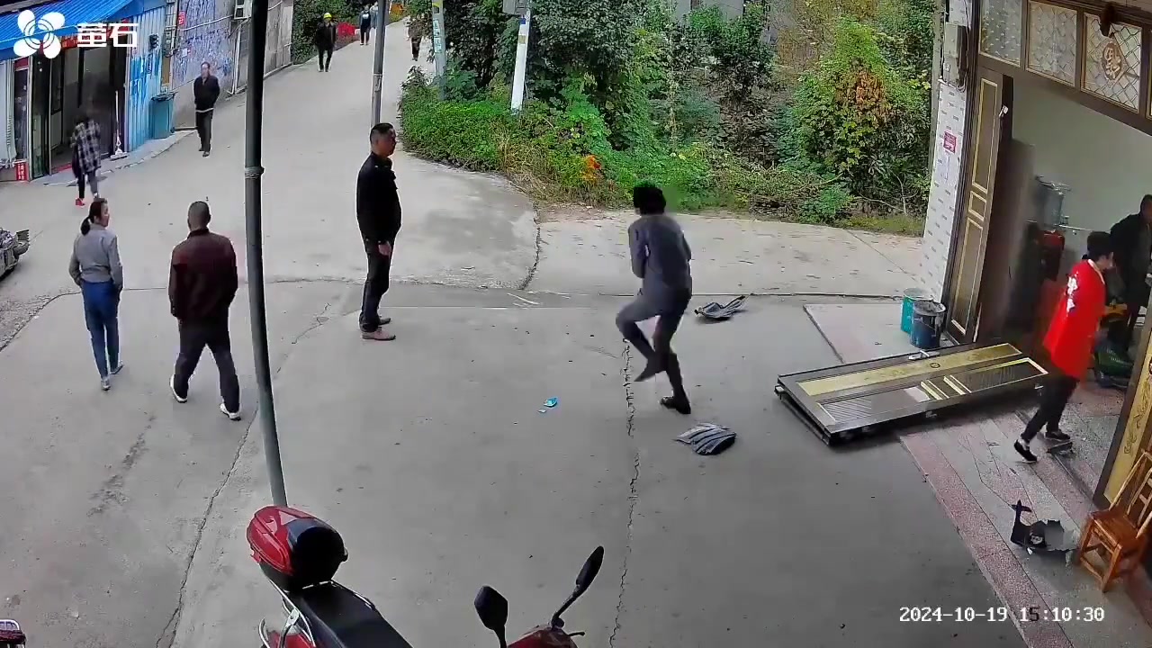 这是刹车失灵了么还能准确撞进屋子里！