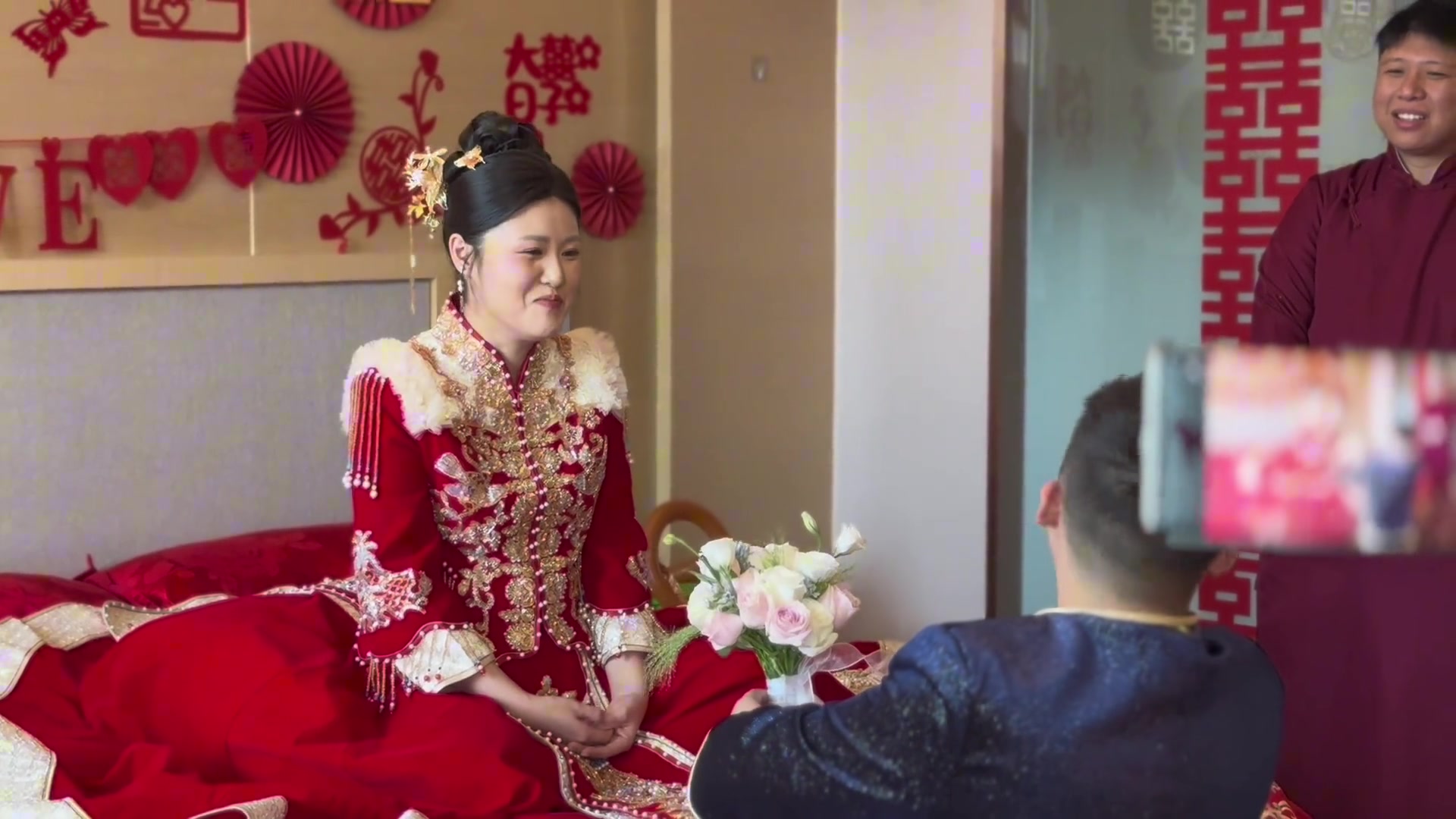 新郎：“老婆嫁给我吧！”新娘：“给我转五百二我就嫁给你”