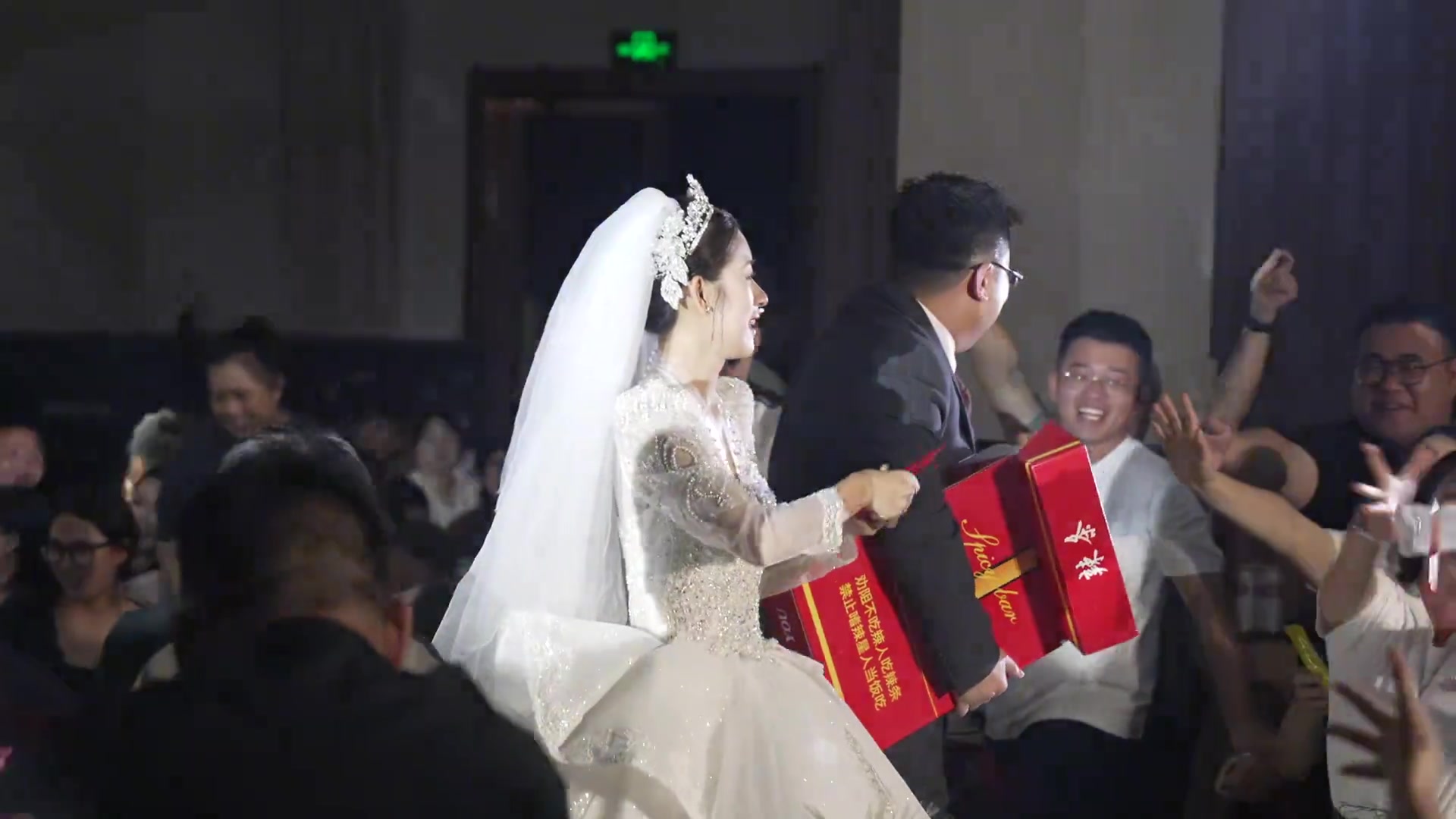 超大版“中华”这退场也太欢乐了吧