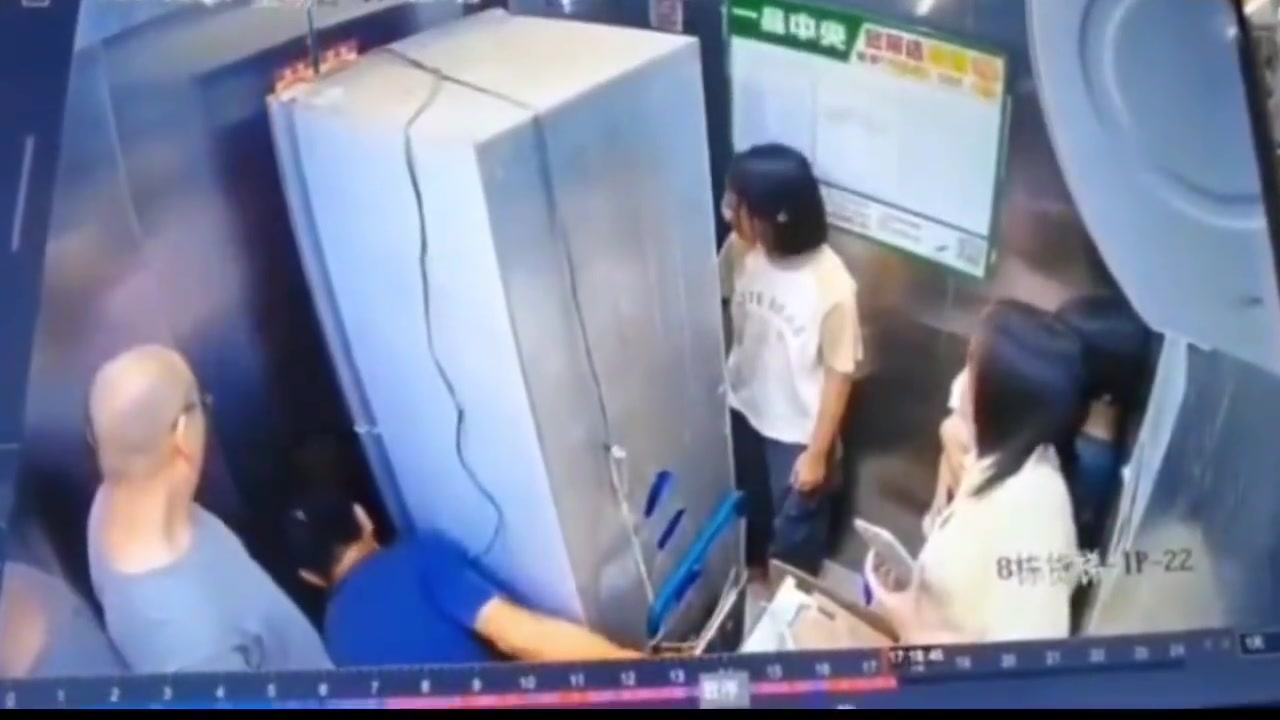 电梯站满了人非要把冰箱运上来，结果