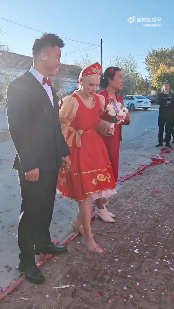 中俄婚礼现场新娘跳舞，俄罗斯人不怕冷这个说法是不太现实