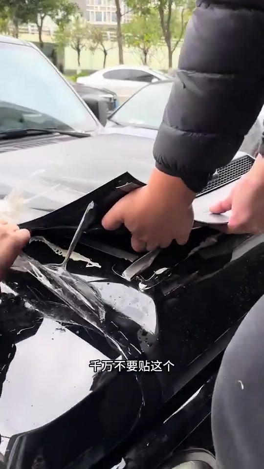 千万不要去贴这种机盖上面的塑料件！贴时一时爽，撕时火葬场！